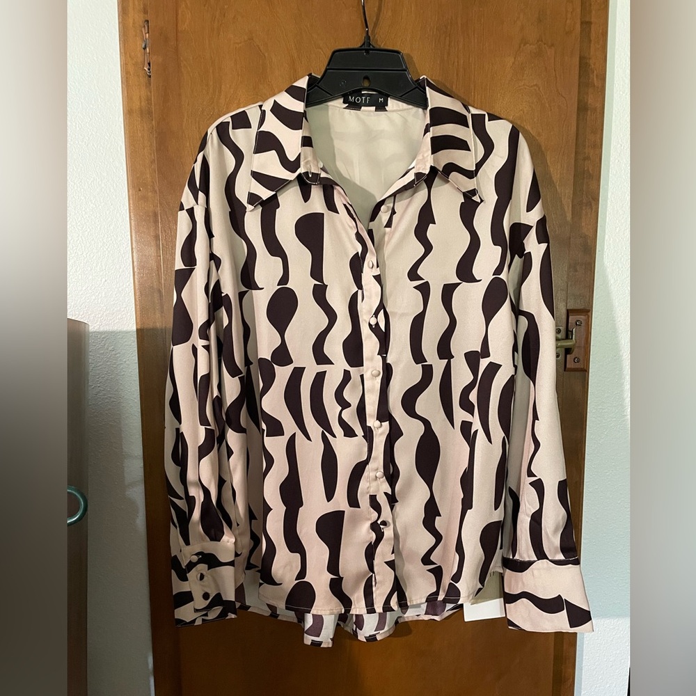 Abstract Patterned Women's Top - Picture 7 of 9